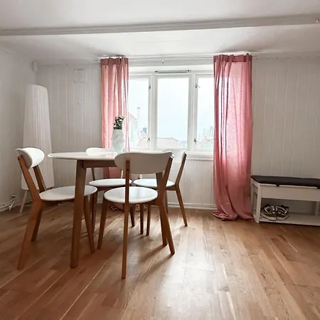 Centre Treehouse With Backyard - Two Bedroom