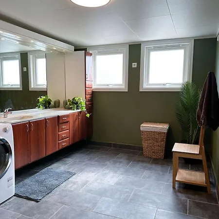 Centre Treehouse With Backyard - Two Bedroom Appartement *