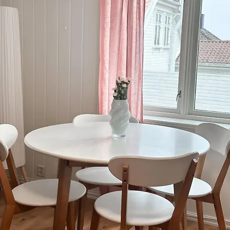 Centre Treehouse With Backyard - Two Bedroom *