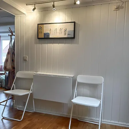 Centre Treehouse With Backyard - Two Bedroom 公寓 *