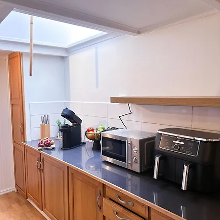 Centre Treehouse With Backyard - Two Bedroom 公寓 斯塔万格