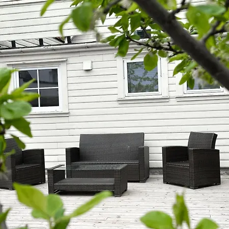 Centre Treehouse With Backyard - Two Bedroom Leilighet *