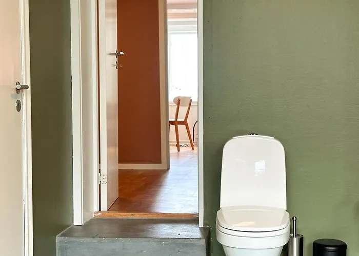 Centre Treehouse With Backyard - Two Bedroom *