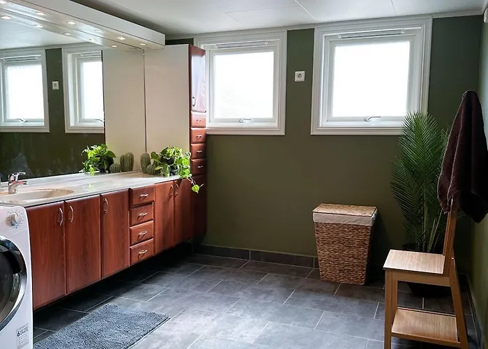 Centre Treehouse With Backyard - Two Bedroom Appartamento *