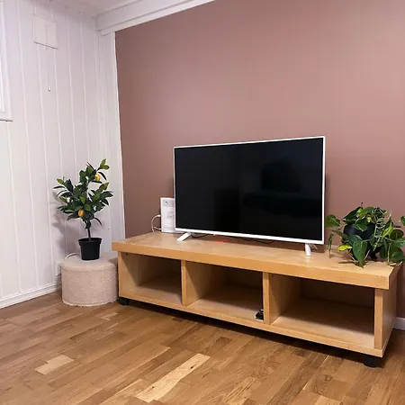 Centre Treehouse With Backyard - Two Bedroom 아파트