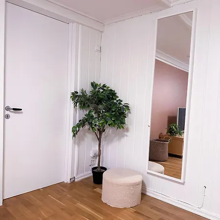 아파트 Centre Treehouse With Backyard - Two Bedroom *